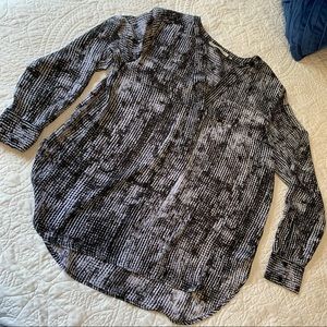 Violet and Claire Black and White Print V-Neck Blouse - Size M